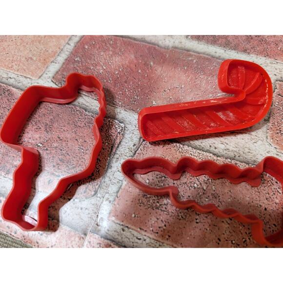 Lot of 13 Vintage Plastic & Metal Cookie Cutters Holiday Animals Heart Leaf - Picture 5 of 9